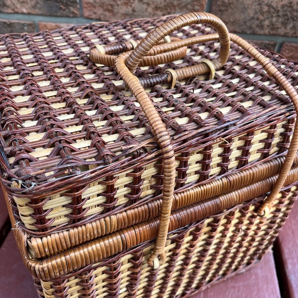 Vintage Large Square Wicker Picnic Basket with Gingham Fabric Lining - Picture 9 of 10